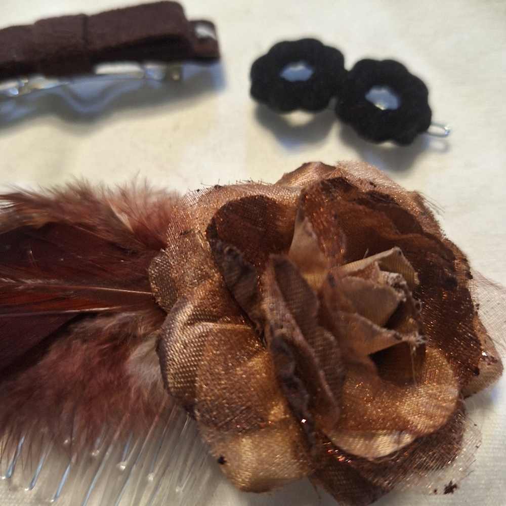 Brown Floral Hair Comb with Feathers
